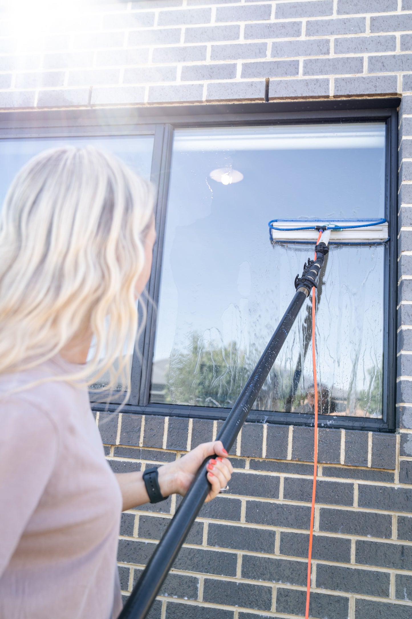 HIRE PROFESSIONAL WINDOW CLEANING MACHINE for high reach windows